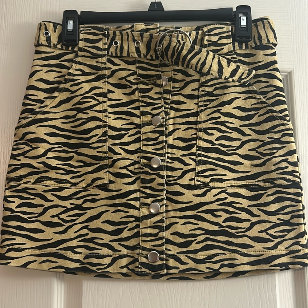 Lulu’s size small Tiger print mini skirt.. belt detail